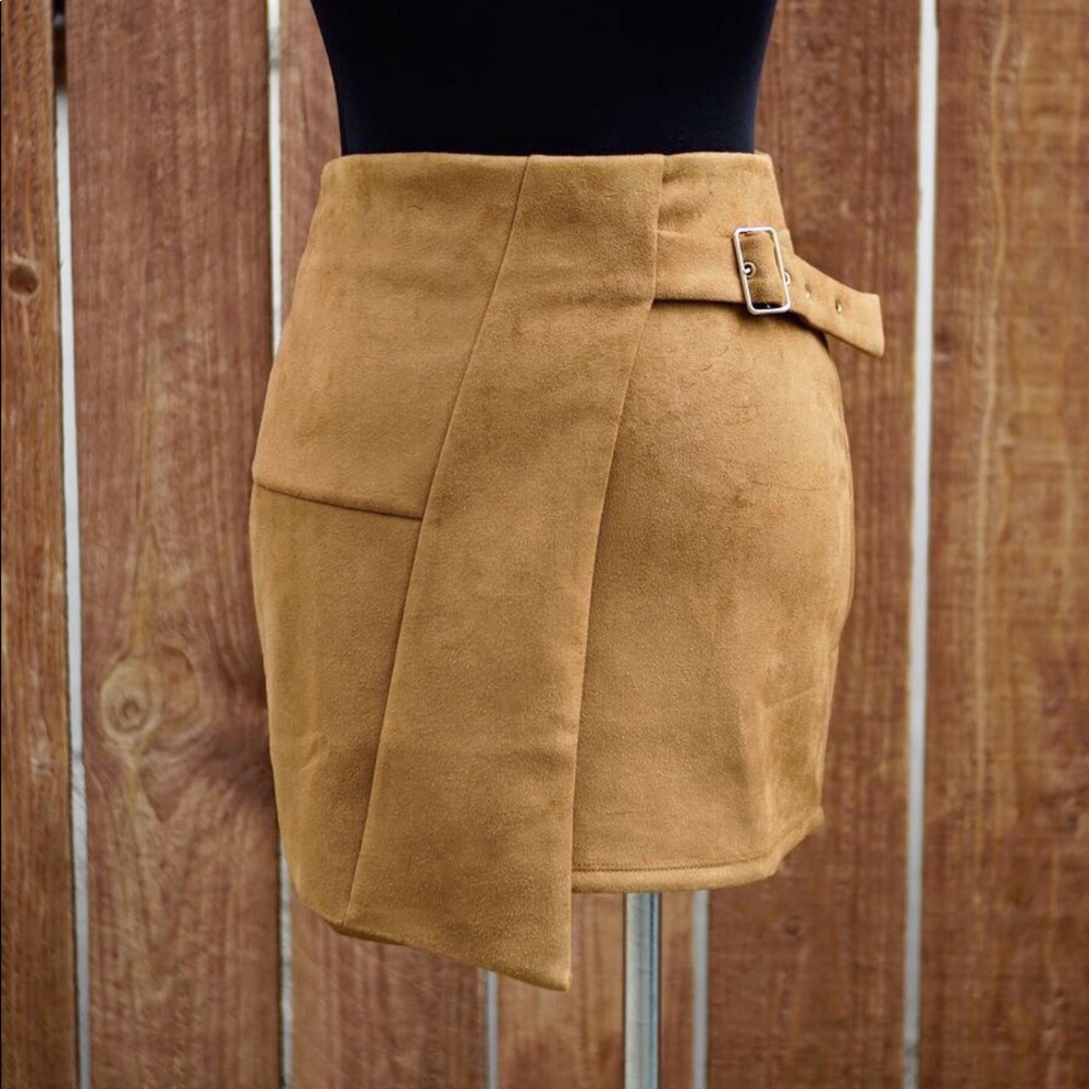 Geo suede skirt 😍